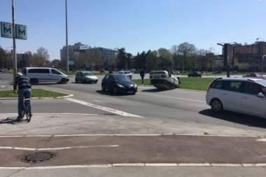 (FOTO) Posle sudara auto završio na krovu na Novom Beogradu!