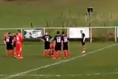 (VIDEO) I TO SE DOGAĐA: Zmija prekinula meč u Bosni