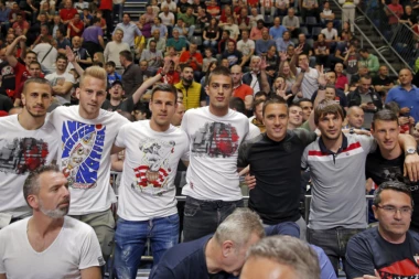 (VIDEO) Fudbaleri Zvezde bodrili košarkaše protiv ekipe Budućnosti