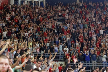 (VIDEO) NAVIJAČI ZVEZDE PORUČILI IGRAČIMA: Hoćemo titulu!