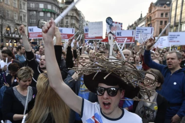 ČESI TRAŽE OSTAVKU PREMIJERA NA ULICAMA