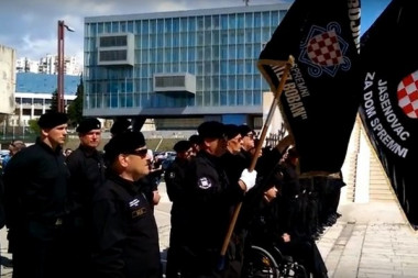 DIVLJA USTAŠTVO U LIJEPOJ NJIHOVOJ: Hosovci okupirali Trg bana Jelačića, urlali "ZA DOM SPREMNI"