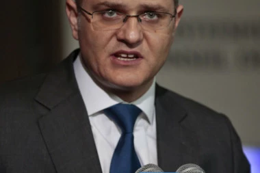 VUK KAD NE ZNA ŠTA ĆE, ON KRENE DA PRETI! Krstiću poručio da će poslužiti za primer i da će mu on lično biti dželat!