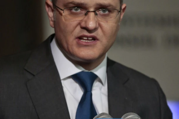 VUK KAD NE ZNA ŠTA ĆE, ON KRENE DA PRETI! Krstiću poručio da će poslužiti za primer i da će mu on lično biti dželat!