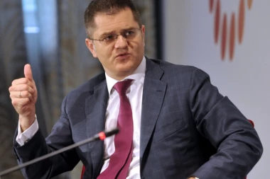 JEREMIĆ U NAJVEĆOJ PANICI DO SADA! Šta se nalazi u telefonu Patrika Hoa koji je Vuku uplatio milione dolara?!