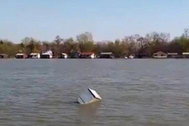 (VIDEO) NIJE REALNO: Kada vidite šta plovi Savom, zgranućete se!