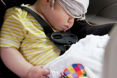 TATA-MONSTRUM: Hrvat zaključao bebu u autu na 30 stepeni - PA NASRNUO NA SPASIOCE!