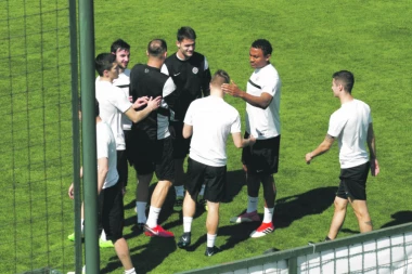 "VEČITI" U RAZLIČITOM RASPOLOŽENJU PRED DERBI: MILOJE U PARANOJI, A ĐUKIĆ SE SMEŠKA!