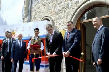 KAKO DOLIKUJE: Građani Trebinja ispratili Vučića mašući zastavama!