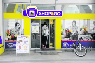 Prljava kampanja  "Deleza": ZA RASPALE KESE TRAŽE DVA DINARA