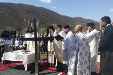 POSTAVLJEN KRST NA HRAM SVETOG SAVE U DEŽEVI