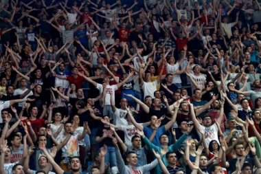 (FOTO) PRED PUT U PODGORICU: Navijači podržali košarkaške Zvezde