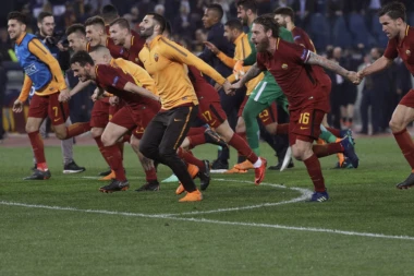 Predsednik Rome plaća kaznu zbog kupanja u fontani!