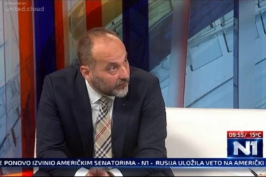 (FOTO) Ostao mu SITNIŠ od kampanje! Maneken Saša Janković sa KRAVATOM 150€