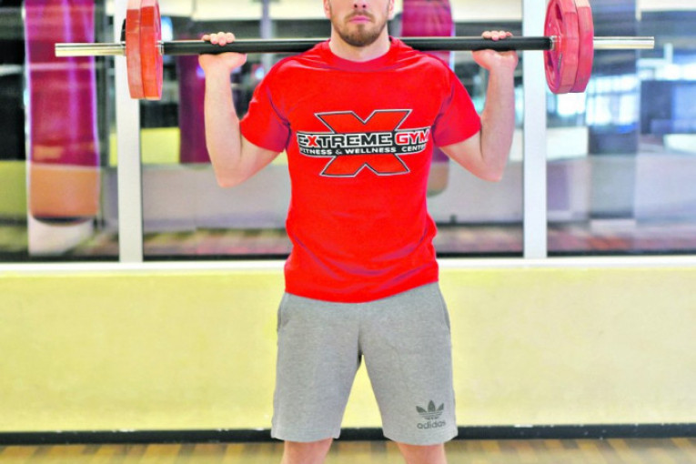 VEŽBA 1 (ČUČNJEVI) - korak 1 - Čučanj je najbolja vežba za oblikovanje nogu i zadnjice. Izvodi se iz startnog položaja, gde je opterećenje na ramenima.