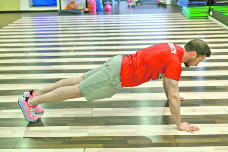 VEŽBA 3 (SKLEKOVI) - Najlakša i najosnovnija vežba za grudni koš. Može se raditi na kolenima ili na vrhovima prstiju u zavisnosti od toga koliko je ko u formi. Izvodi se iz upora na šakama, pri čemu je pogled uperen ka podu, a kičma je skroz prava. Počinjemo tako što se spuštamo do trenutka kada grudi dodirnu pod. Podižemo se do startnog položaja ekstenzijom u zglobu lakta i ramena. Za početak se radi od 10 do 15 ponavljanja, minimum tri serije.