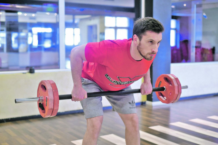 VEŽBA 2 - korak 2 - Krajnji položaj je kada privučemo opterećenje ka stomaku. Leđa su prava.