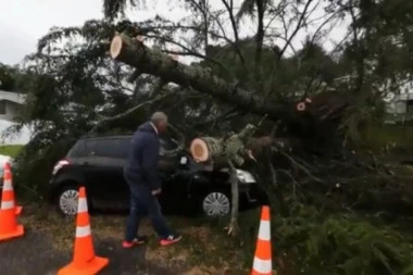 STRAVIČNA OLUJA RAZORILA OVU ZEMLJU, NAJGORE TEK SLEDI!