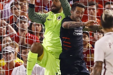 OSTAJE U RIMU: Roma na da svoje čudo od golmana