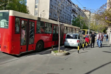 Žena ispala iz autobusa kod Doma omladine! Kolaps u tom delu grada