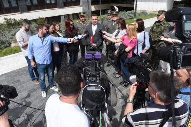 VULIN obišao povređenog pilota: Uspešno se oporavlja pod nadzorom lekara VMA