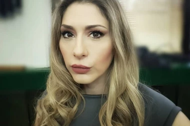 (FOTO) POZNATA VODITELJKA DOŽIVELA HAOS U ZGRADI U KOJOJ ŽIVI: Budila sam komšije u toku noći, ali kažu nije njihova briga!