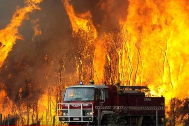 (VIDEO) GORI SVE U KRUGU OD 110 KILOMETARA! Vatra se širi oko Los Anđelesa, ima mrtvih, evakuacija u toku!