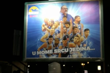 (FOTO) ZVEZDA STIGLA U PODGORICU: Policija blokirala saobraćaj, bilbordi Budućnosti po celom gradu