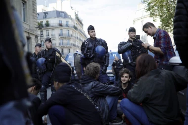 (FOTO) POKUŠALI DA ZAUZMU SORBONU: Na stotine studenata protestuje protiv Makrona - intervenisala policija!