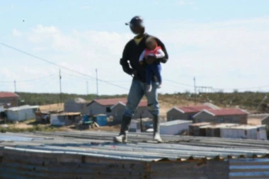 Monstrum bacio svoje DETE SA KROVA u znak protesta!