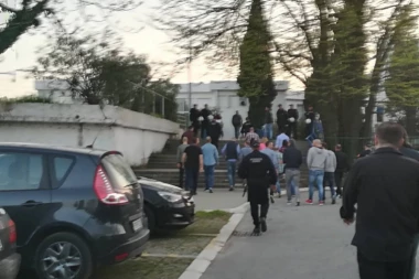 (FOTO) DOBILI UPOZORENJE: Policija sprovodila srpske novinare do dvorane