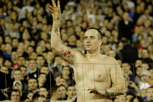 (FOTO) Šest godina od ubistva vođe navijača Crvene Zvezde: Evo šta piše u čitulji za Velibora Dunjića!