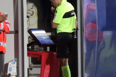 (VIDEO) Do sad nešto neviđeno: FUDBALERI MAJNCA SE VRATILI IZ SVLAČIONICE DA PUCAJU PENAL!