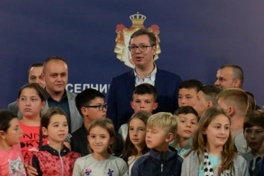 VUČIĆ PRIMIO DECU IZ KOSOVSKOG POMORAVLJA: Opstajte na svojim ognjištima i volite svoju zemlju!