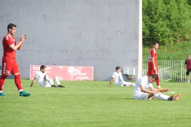 HAOS NA BANOVOM BRDU: Radnički slavio sa dva igrača više,fudbaleri Čuke posedali na teren!