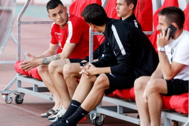 Fudbaler Zvezde seo na klupu Partizana