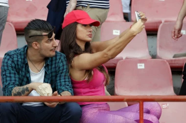 (FOTO) Ova cica je hit na tribinama Marakane!