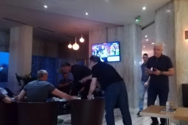 (FOTO) Čović u Podgorici prati srpski fudbalski derbi!