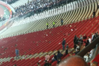 (FOTO) LETELE STOLICE NA MARAKANI: Tuča navijača Zvezde i Partizana