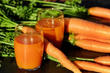 (RECEPT) Čaša zdravlja: Ojačajte svoj imunitet ukusnim sokom od šargarepe!