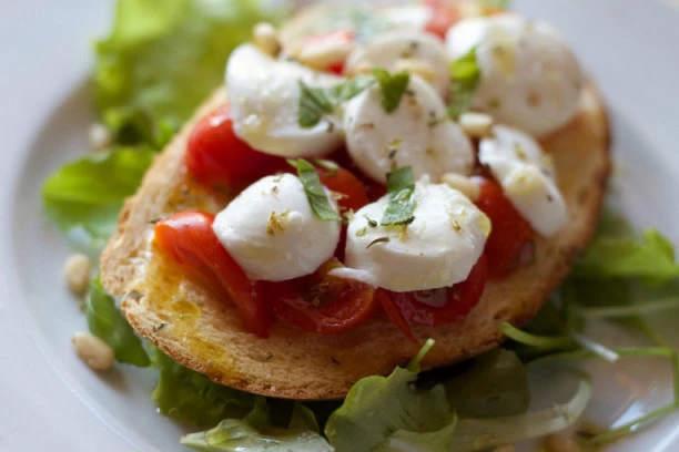 (RECEPT) Iskoristite stari hleb: Napravite preukusne bruskete, istovremeno hrskave i sočne!