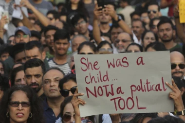 (FOTO) Hiljade ljudi protestovalo zbog silovanja i ubistva devojčice