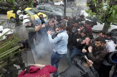 (FOTO) POTOCI KRVI TEKU PO ULICAMA ATINE: Grci brane Siriju, ruše Trumanovu statuu!