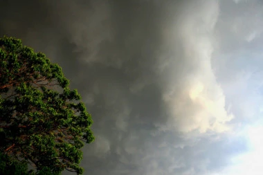 NAD SRBIJOM DANAS CRNI OBLACI: Pljuskovi i grmljavina!