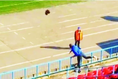 (VIDEO) Navijač gađao trenera pevcem!