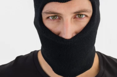 "Vezali su mi bademantil preko glave": Jeziva ispovest žene iz Novog Sada koju su u kući opljačkali razbojnici