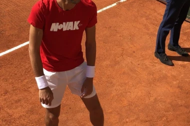 (FOTO) Nole i Vajda nasmejani čekaju Rolan Garos