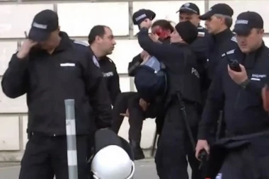 (VIDEO) Stravične scene u Bugarskoj: POLICAJKA UMALO OSTALA BEZ OKA NAKON EKSPLOZIJE BOMBA NA STADIONU!