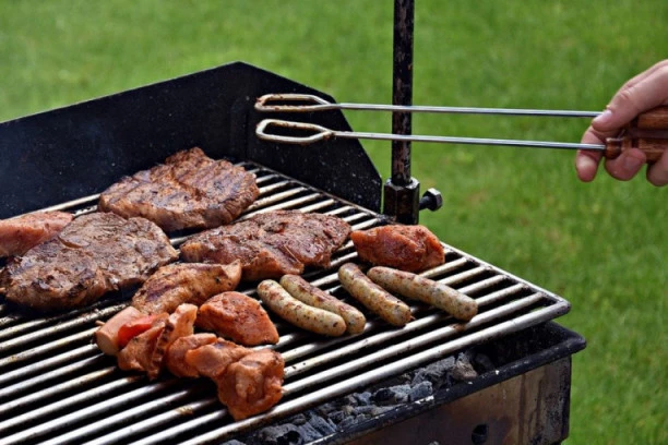 TOPLOTA ĆE MU DATI GORČINU: Kuvar upozorava da meso sa OVIM sastojkom nikako ne treba kupovati u radnji!