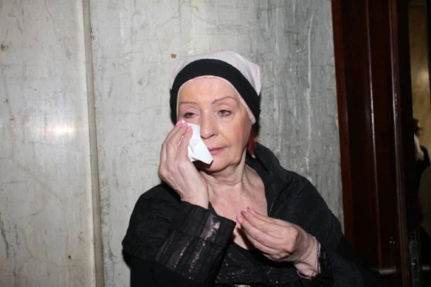 ZAPLENJENA KUĆA LEPE LUKIĆ, PA PRODATA ZA MILION DINARA: Bratanac DUGOVAO banci, pa bio PRIMORAN na ovo!